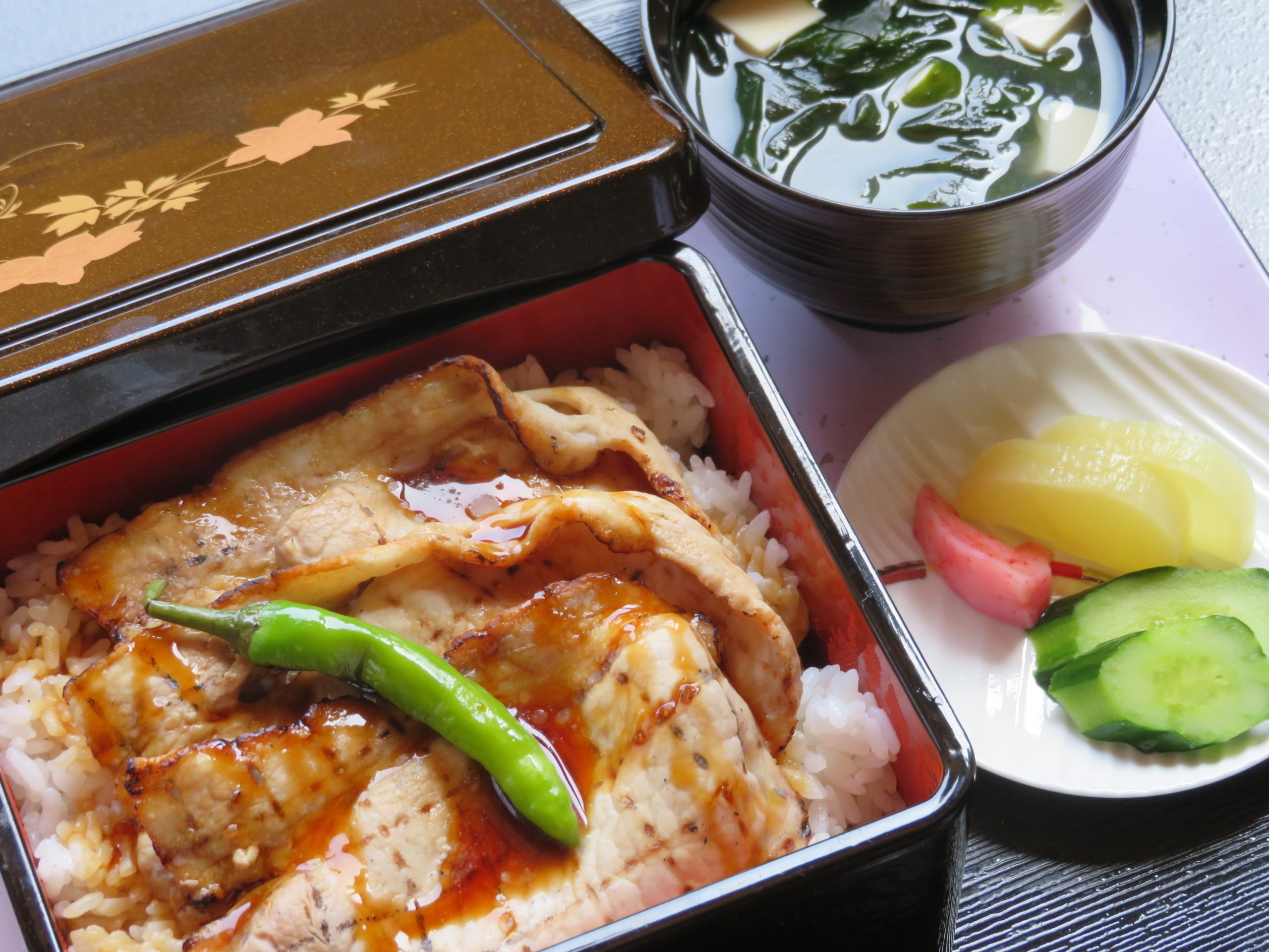 <span class="hutoaka">一番人気!</span><br />登別豚のぶた丼 1,100円<br />(汁物付き)