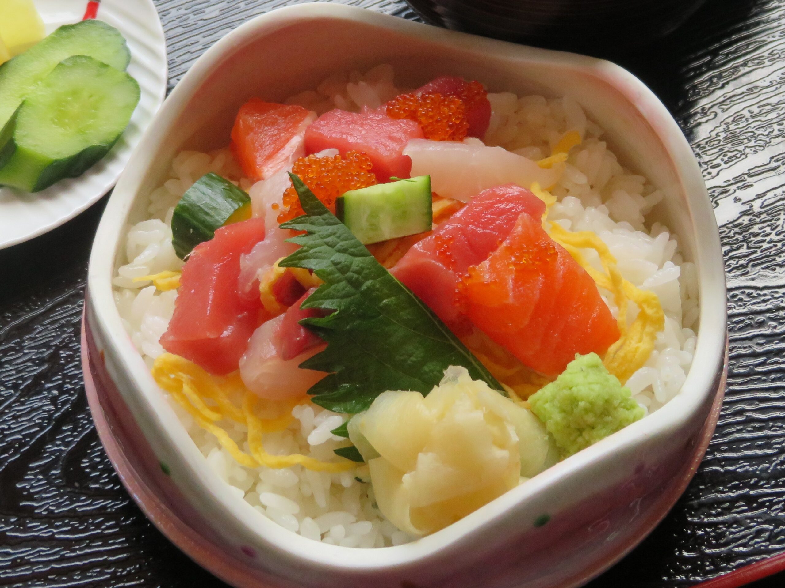 <span class="hutoaka">ご飯少なめ♪</span><br />ミニばらちらし 880円