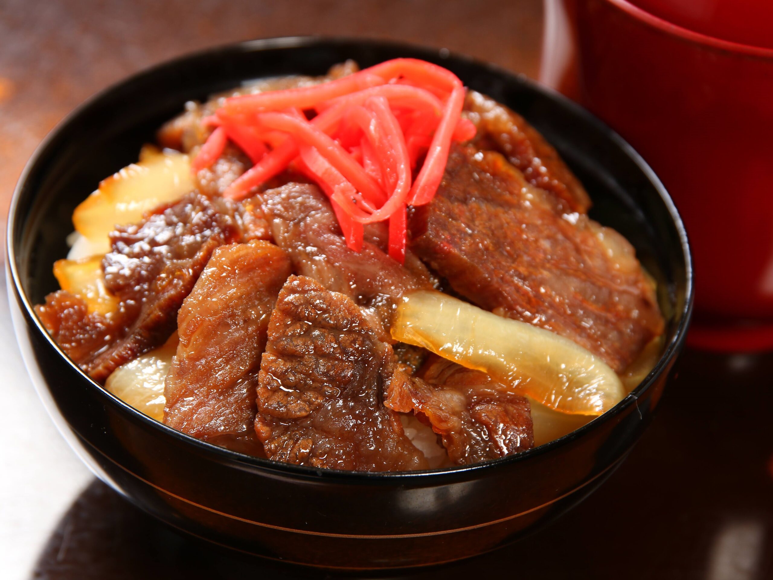 <span class="hutoaka">数量限定</span><br />白老牛極厚牛丼 1,650円<br />(生卵・汁物付き)