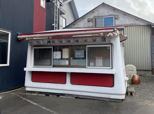白いお店が当店です